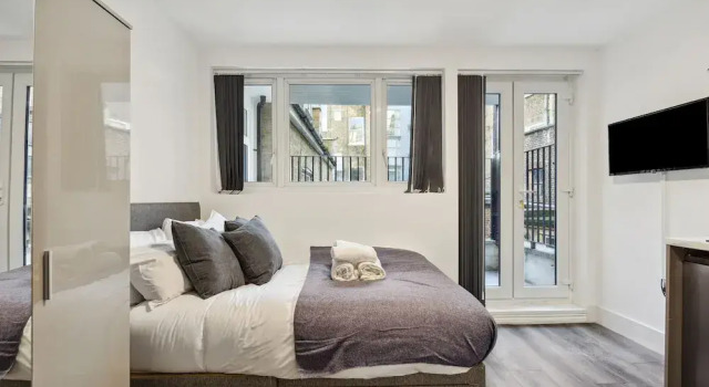 Студия с балконом Sutherland Apartments