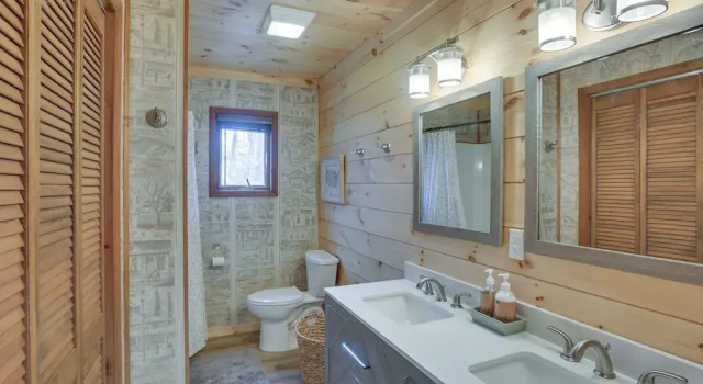 Коттедж с 3 комнатами Deep Gap Cabin w/ 2 Decks & Community Amenities!