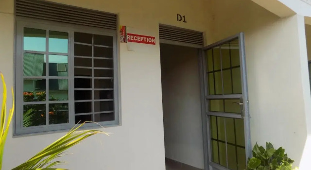 Deluxe Hotel - Ishaka, Book Hotel Ishaka 
