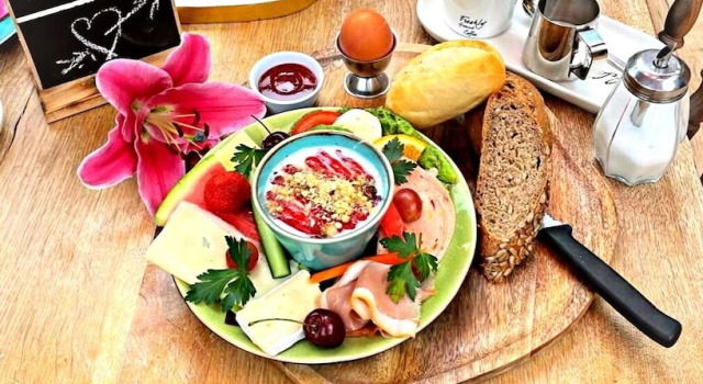 Четырёхместный семейный номер Standard feels Beach Club Hotel