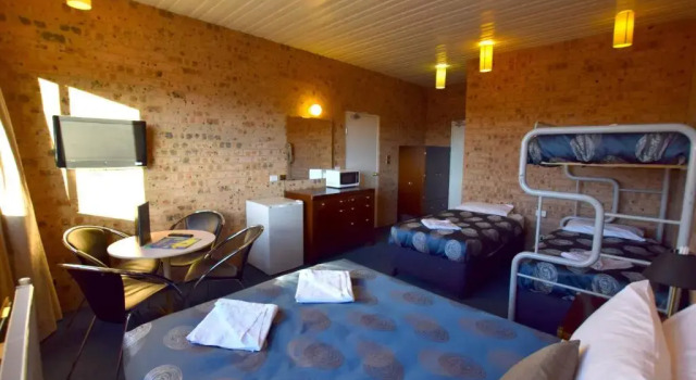Семейный номер Deluxe Цокольный этаж Alpine Resort Motel