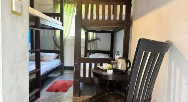 Кровать в общем номере Dinuda Lagoon Hotel