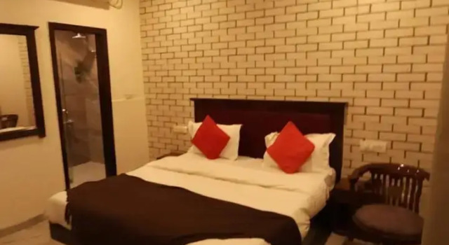 OYO Rooms Sector 22 Mobile Market