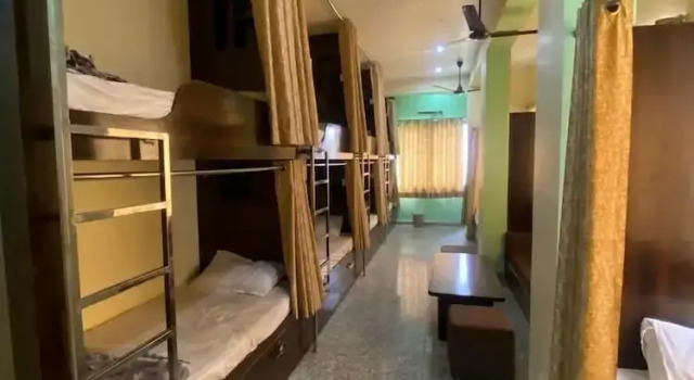 Кровать в общем номере The Nature Inn Hotel