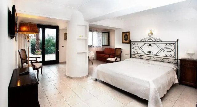 Villa Le Suites Sul Golfo Di Taormina,con piscina infinity a strapiombo sul mare, Book Villa Hotels in Sicily with a Pool, Swimming Pool