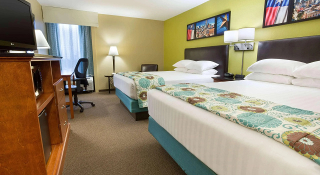 Heritage Inn & Suites The Woodlands, Trademark by Wyndham, Забронировать Отель Отели Те-Вудлендс 3 звезды, рядом с Торговый район Маркет Стрит в Зе-Вудлендсе, 3*