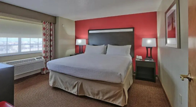 Люкс Holiday Inn & Suites Albuquerque Airport by IHG