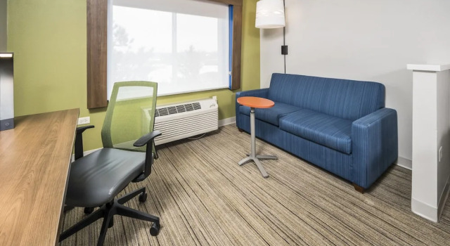 Двухместный люкс Holiday Inn Express Chicago Northwest-Vernon Hills by IHG