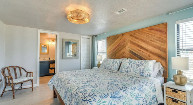 Коттедж с 4 комнатами с балконом Oceanfront Deck: Surfside Beach Vacation Rental!