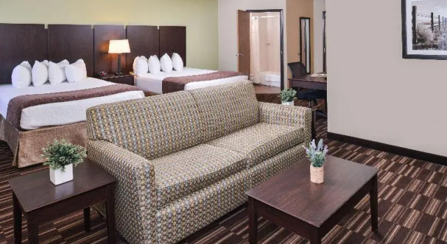 Четырёхместный семейный номер Standard с балконом Best Western Sundowner