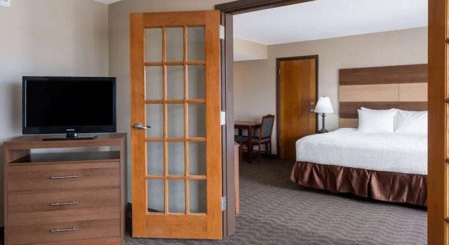 Люкс c 1 комнатой AmericInn by Wyndham Cedar Rapids North