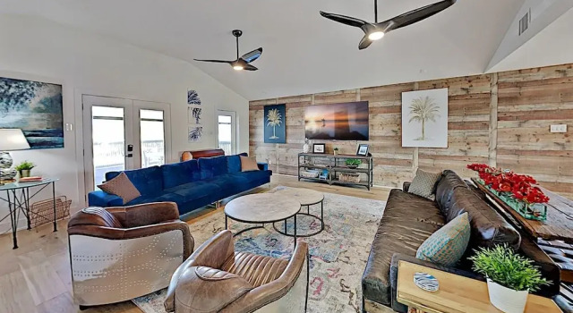 Chic Port A Escape W/ Big Balcony - Walk To Beach! 4 Bedroom Home