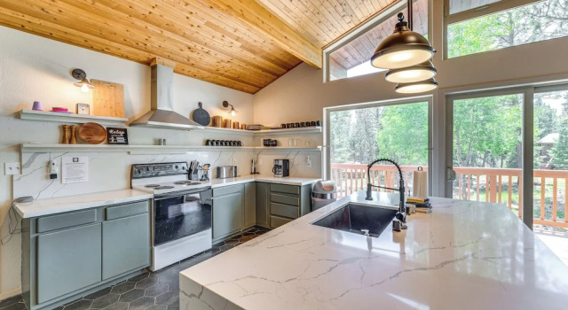 Коттедж Stylish, Serene Angel Fire Cabin w/ Hot Tub!