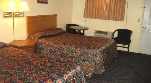 Четырёхместный номер Standard Guest House Motel Chanute