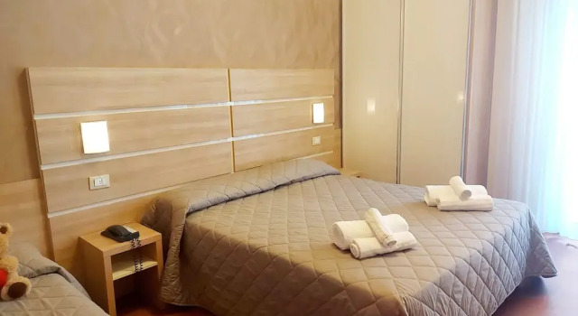 Трёхместный номер Standard с балконом Hotel Monica