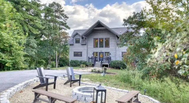 Апартаменты Awe-inspiring Estate w Pool Theater Fire Pit