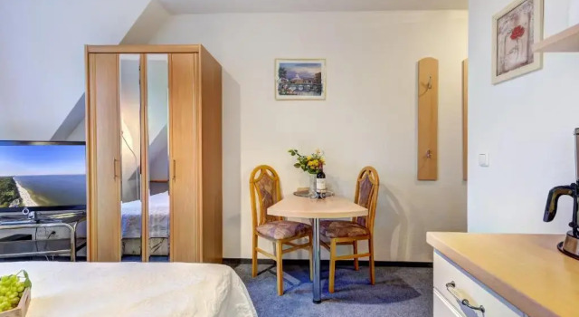 Haus Ostseeglück - Ferienwohnung Mittagssonne, Book Hotel Loddin Usedom