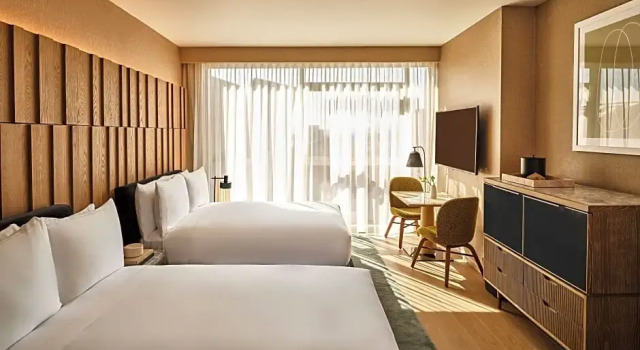Номер Mobility Accessible Roll-In Shower Premium Conrad Los Angeles