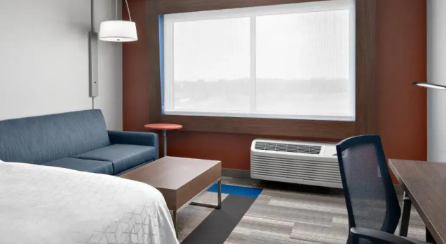 Люкс Standard Holiday Inn Express & Suites Elkhorn - Lake Geneva Area by IHG
