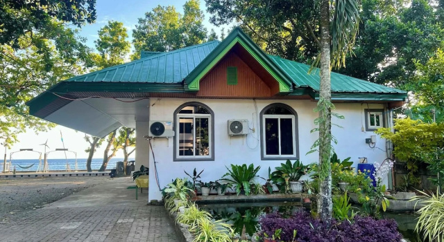 Коттедж Premier Seaside travelers Inn by Camiguin Island Home