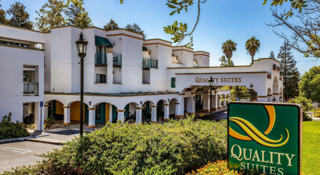 Четырёхместный люкс с видом на воду Quality Suites Downtown San Luis Obispo