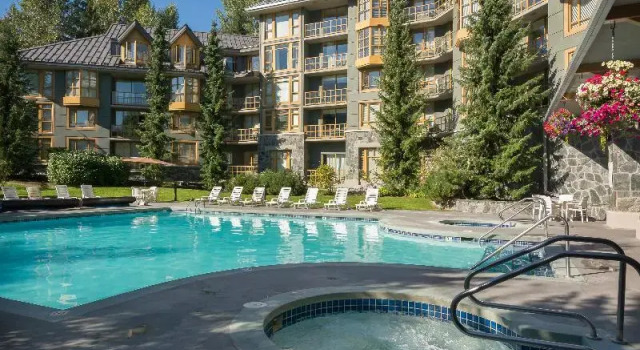 Cascade Lodge, Забронировать Отель Отели Уистлер 3 звезды, рядом с Black Tusk Gallery, 3*