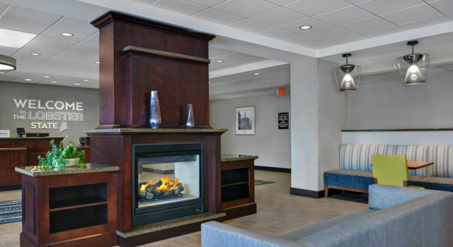 Hampton Inn Bath (Brunswick Area), ME, Varaa Hotelli Hotellit New England uima-altaalla, Uima-allas