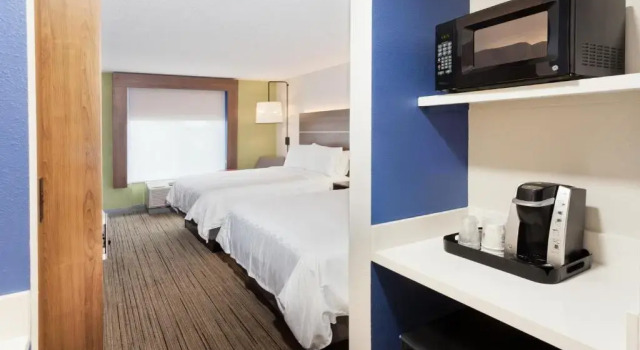 Четырёхместный номер Standard Holiday Inn Express Hotel & Suites Dothan North by IHG