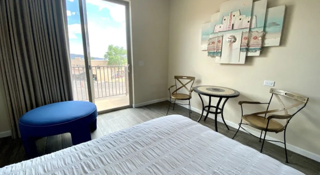 Четырёхместный номер Comfort с балконом и с красивым видом из окна Sedona Village Lodge
