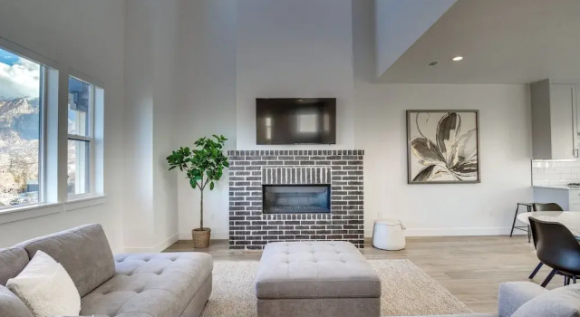 Modern Downtown Provo Townhome w/ Balcony!, Забронировать Отель Отели Прово с парковкой, рядом с Crandall Historical Printing Museum, Парковка