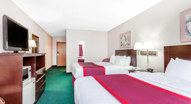 Четырёхместный номер Standard Ramada by Wyndham Tell City