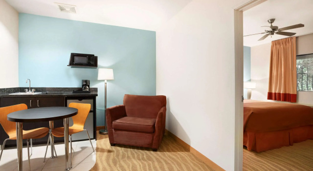 Super 8 by Wyndham Indio, Забронировать Отель Индио Coachella Valley, рядом с Загородный клуб Indian Palms