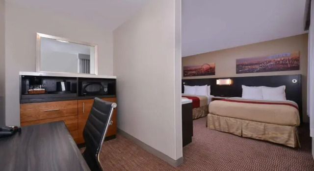 Четырёхместный номер Standard Best Western Royal Palace Inn & Suites