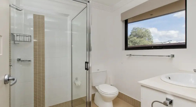 Апартаменты Khione 1 - Modern & spacious with views towards Lake Jindabyne & the mountains beyond