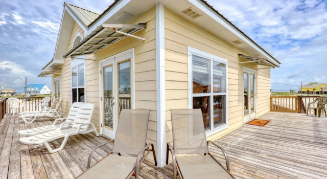 Villa Delphinus - Beachfront! And Pet Friendly! Feel The Ocean Breezed And Hear The Waves Lapping Right At Your Doorstep! 3 Bedroom Home by RedAwning, Boek Villa Dauphin Island Alabama