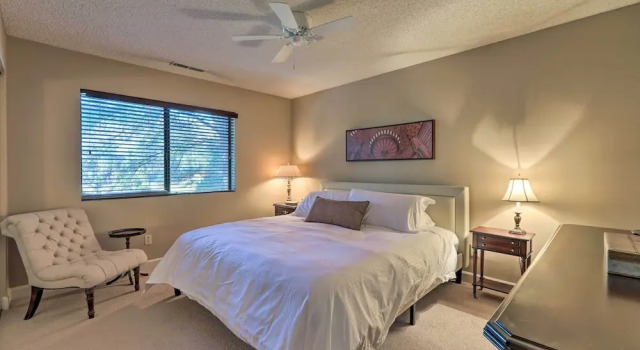 Upscale Flagstaff Country Club Home w/ Mtn Views!, Забронировать Дом для отпуска Отели Флагстафф с парковкой, рядом с Гольф-клуб Aspen Valley, Парковка