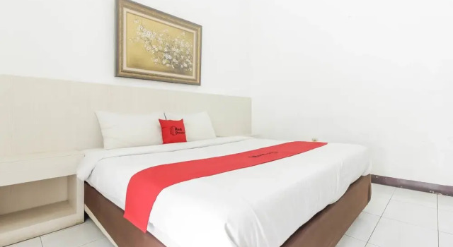 La Mega Hotel Cirebon by Reddoorz, Book Hotel North Cirebon West Java