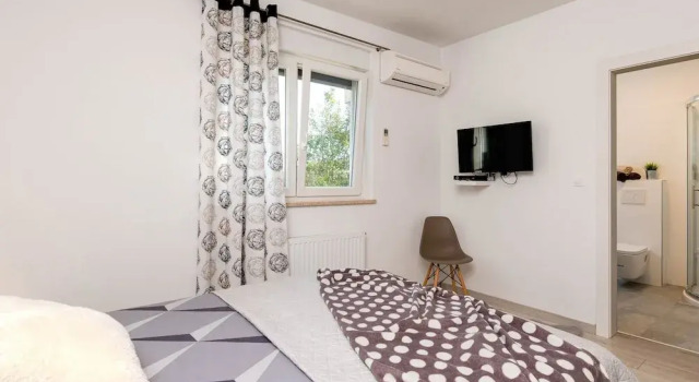 Detached Holiday Home With Swimming Pool, Near the Beach, Rezervovat Hotel Hotely v Hreljići s parkováním, Parkování