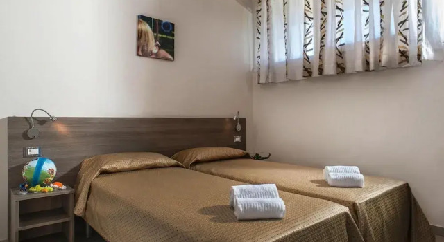 Bungalow in Caorle With Garden Furniture, Book Feriehus Hoteller i Friuli Venezia Giulia med parkering, Parkering