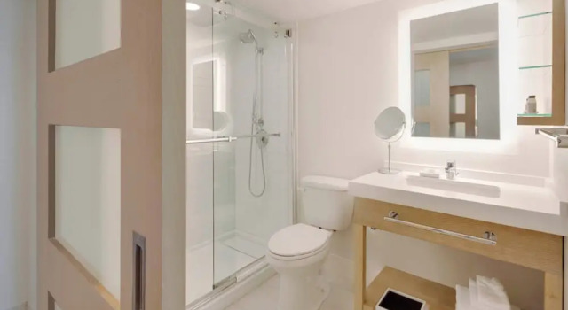 Четырёхместный номер Standard с балконом и oceanfront Delta Hotels by Marriott Daytona Beach Oceanfront