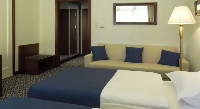 Четырёхместный номер Superior с 2 комнатами с балконом Centrum Hotel