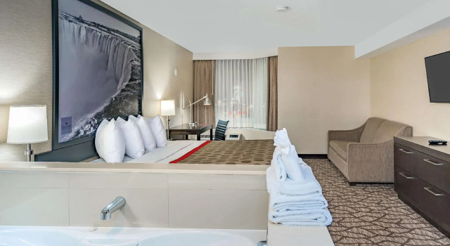 Двухместный люкс Ramada By Wyndham Niagara Falls near the Falls
