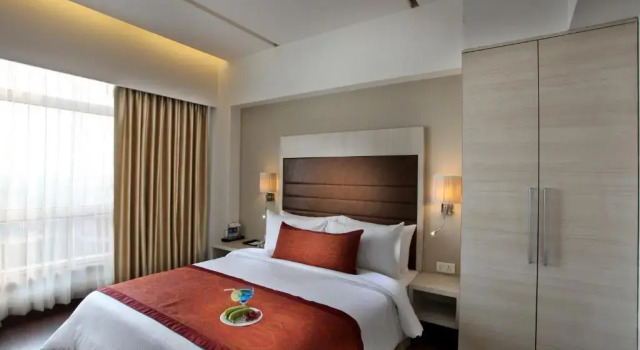 Люкс Mahagun Sarovar Portico Suites