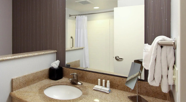 Четырёхместный номер Standard Courtyard by Marriott Salina