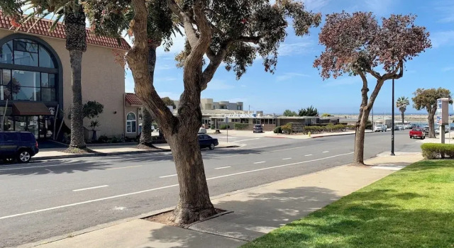 Четырёхместный номер Superior Avalon Inn Downtown Morro Bay