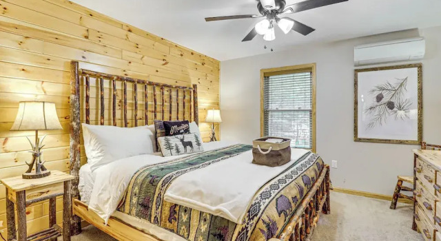 Forest Views & Hot Tub: Poconos Cozy Cabin, Book Feriehus Sommerhuse i Pennsylvania, Hytte