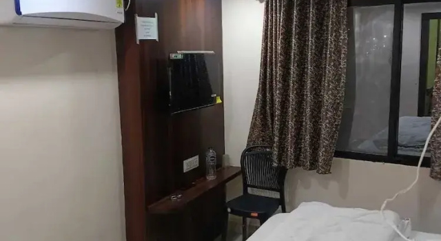 Hotel Om Omkar, Забронировать Отель Отели штата Мадхья-Прадеш с парковкой, Парковка