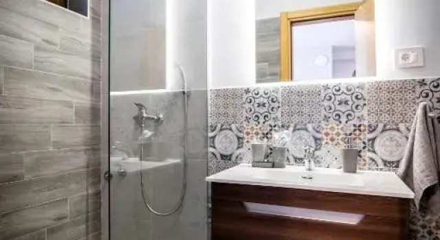 Gray brick, Prenota Hotel Subotica Vojvodina