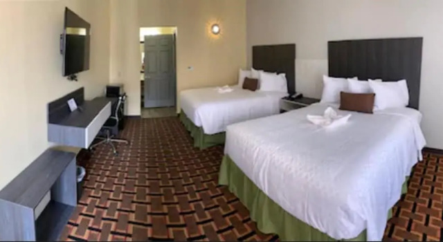 Четырёхместный люкс Deluxe HomeStay Inn & Suites Edinburg