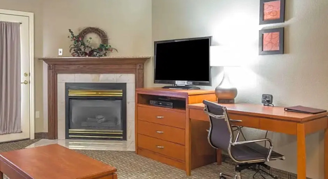 Четырёхместный люкс с балконом и с видом на горы Vista Suites Near Island and Leconte Convention Center